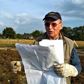 Heiner Kröncke zieht den Plan zu Rate